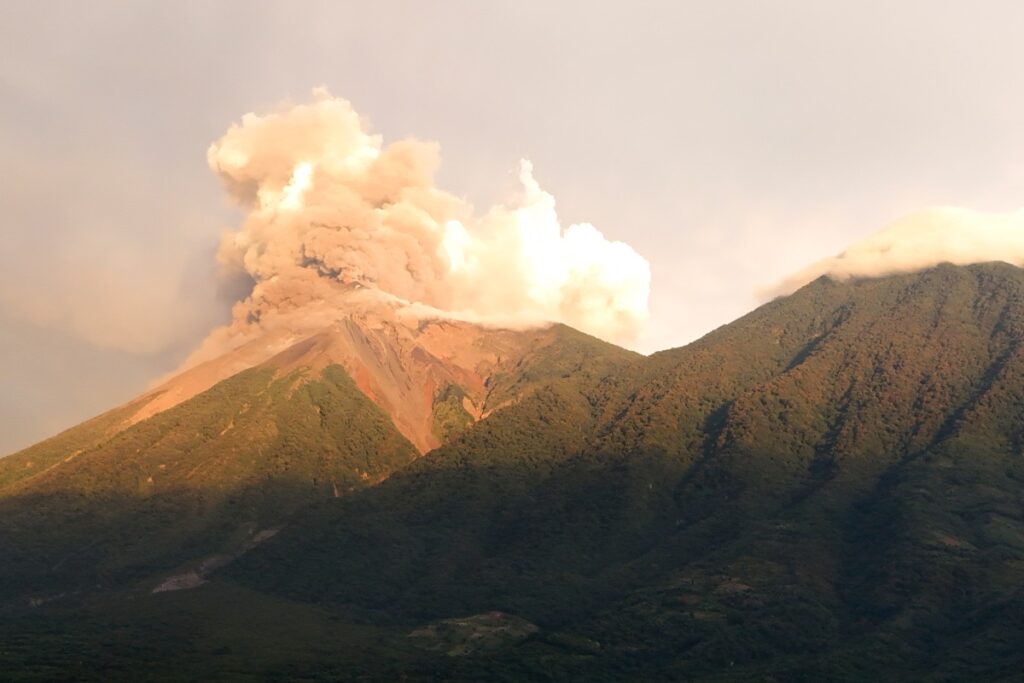 Cientos de evacuados por potente erupción del volcán de Fuego en Guatemala
