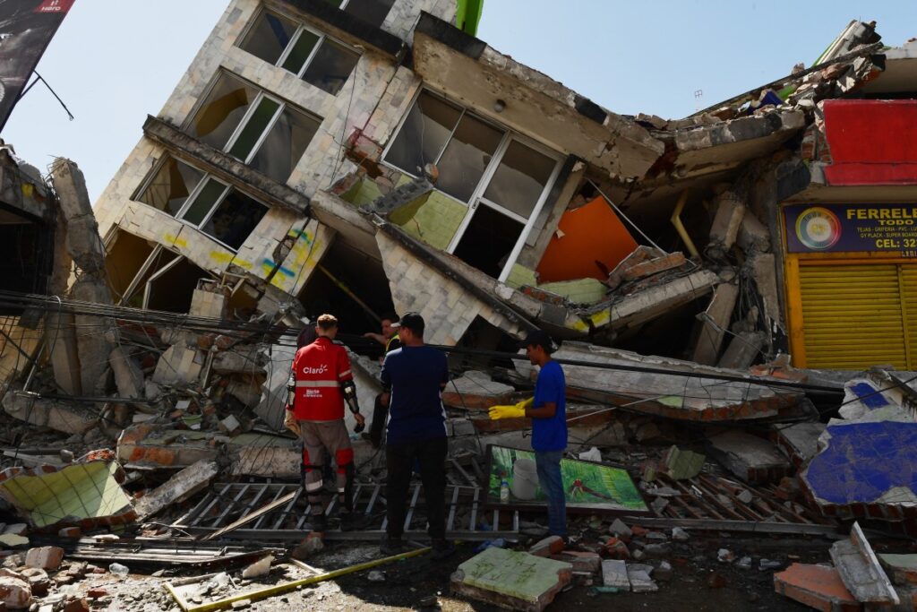 Socorristas buscan sobrevivientes tras potente terremoto en Colombia