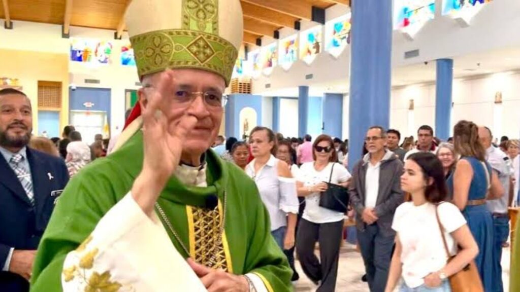 Monseñor Silvio Báez acusa a «dictaduras desgastadas» de usar la religión para justificar su autoritarismo