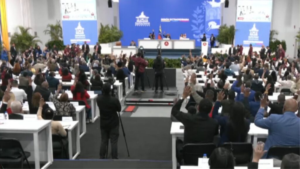 Chavismo en Venezuela aprueba primera reforma tras acuerdo en mesa de diálogo