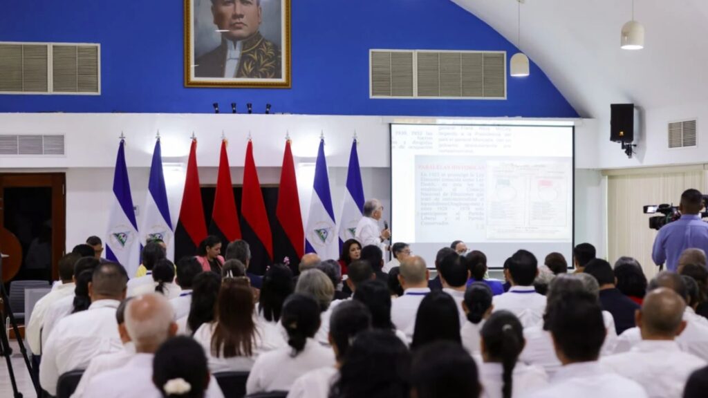 Ortega «debate» la reforma con 3.000 de sus leales en los municipios
