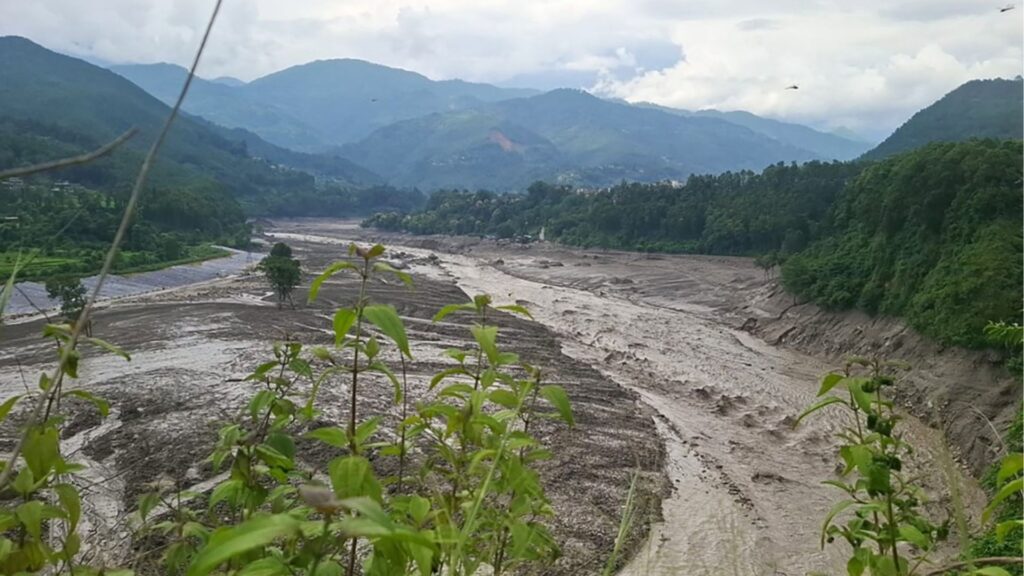Cientos de desaparecidos y al menos 98 muertos tras inundaciones en Nepal