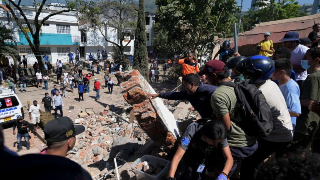 Fuerte terremoto en Colombia deja 111 muertos y destrucción