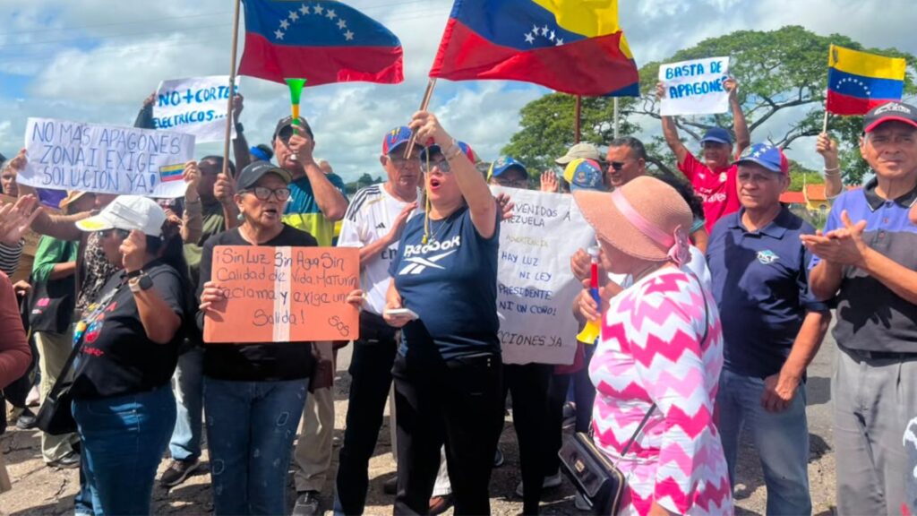 Venezolanos salen a las calles a protestar contra apagones