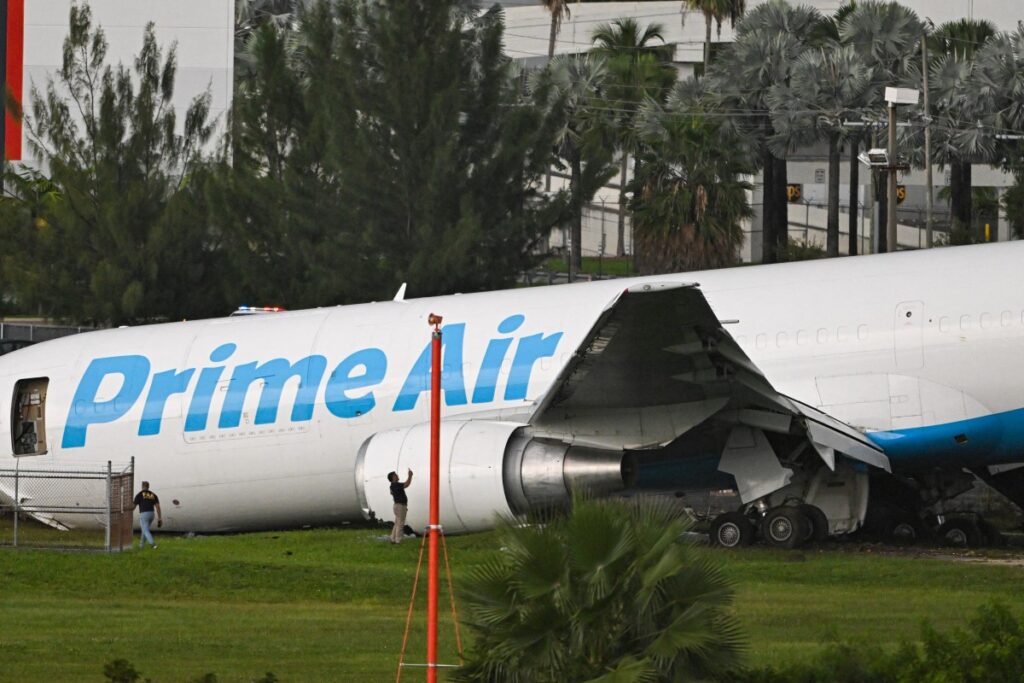 Avión de carga se sale de la pista en Miami e impacta vehículos
