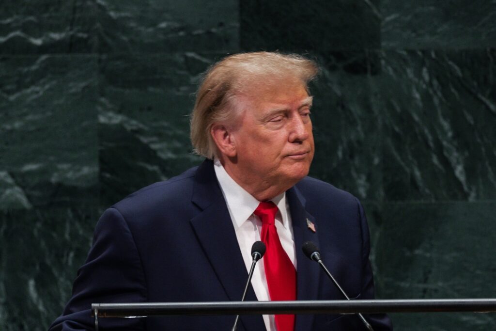 Trump amenaza con usar «poderío militar» en América Latina