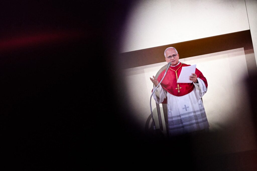 El papa será hospitalizado el martes para ser operado