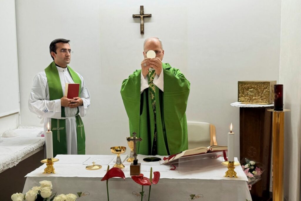 El Vaticano publica las primeras imágenes del papa desde su operación de cáncer