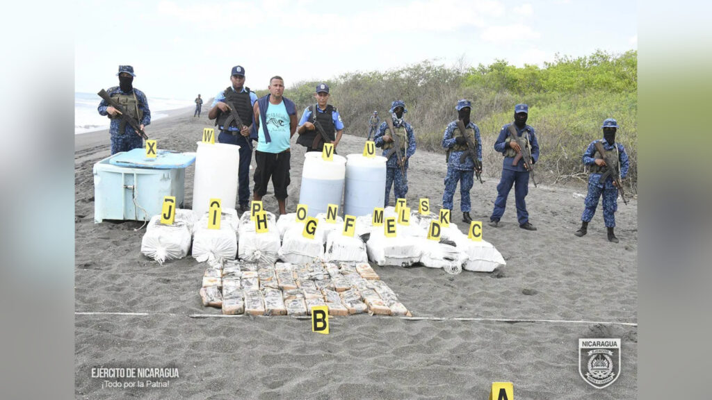Ejército incauta cargamento de cocaína en el mar pero dos narcos se le escapan por el agua