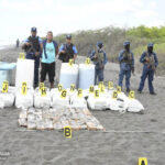 Ejército incauta cargamento de cocaína en el mar pero dos narcos se le escapan por el agua