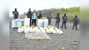 Ejército incauta cargamento de cocaína en el mar pero dos narcos se le escapan por el agua