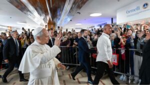 Papa León XIV llega al hospital para ser operado del nódulo en el pulmón