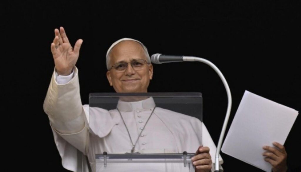 El papa saluda a la multitud en el Vaticano, a menos de una semana de su operación de pulmón
