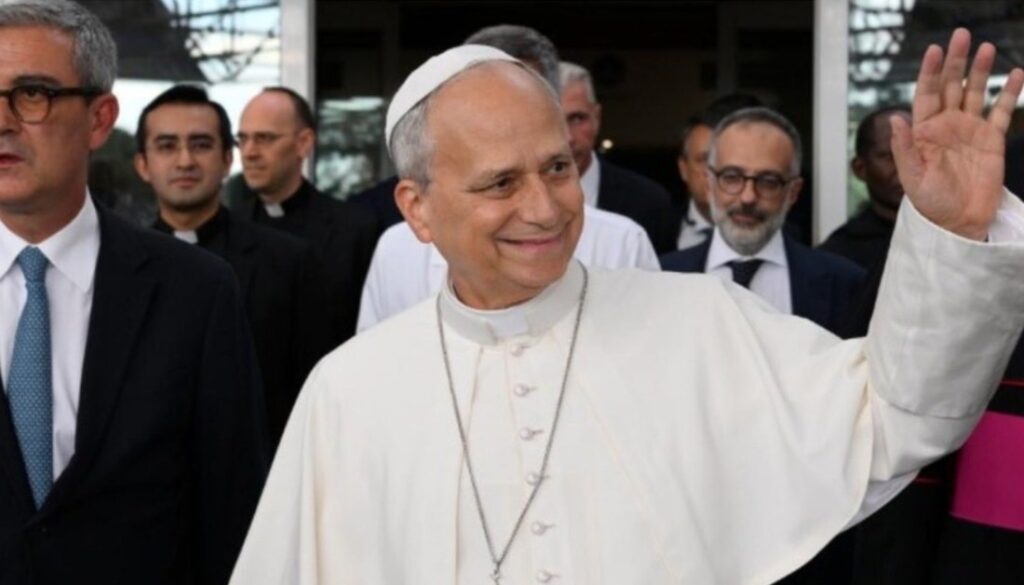 Papa León XIV regresa al Vaticano tras ser operado de un cáncer de pulmón