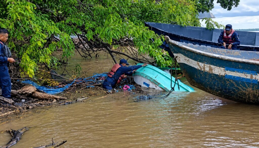 Hallan sin vida a recién nacido desaparecido tras naufragio en el río Escondido